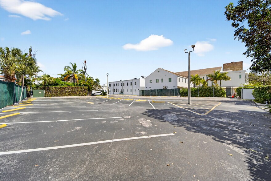 More Photos Of 7630 Biscayne Blvd, Miami Office For Lease