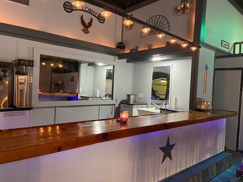 More Photos Of 8212 N State Highway 19, Trinity Showroom For Lease