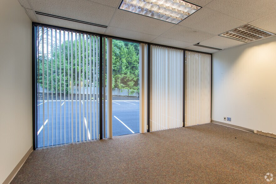 More Photos Of 4 Northeastern Blvd, Salem Office For Lease