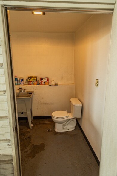 More Photos Of 118 E Davis St, Stockton General Retail For Sale