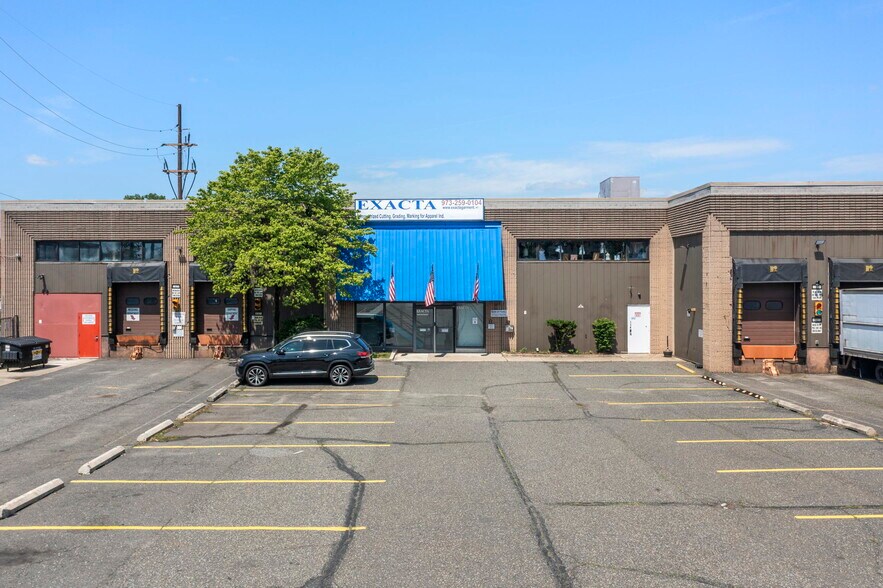 More Photos Of 100-118 John F Kennedy Dr N, Bloomfield Warehouse For Lease