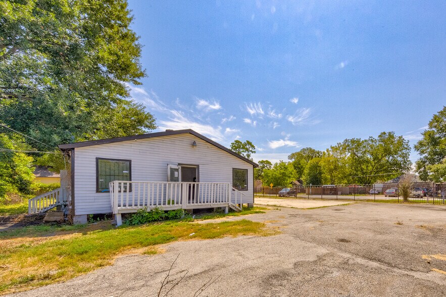 More Photos Of 8002-8004 Homestead, Houston Freestanding For Sale