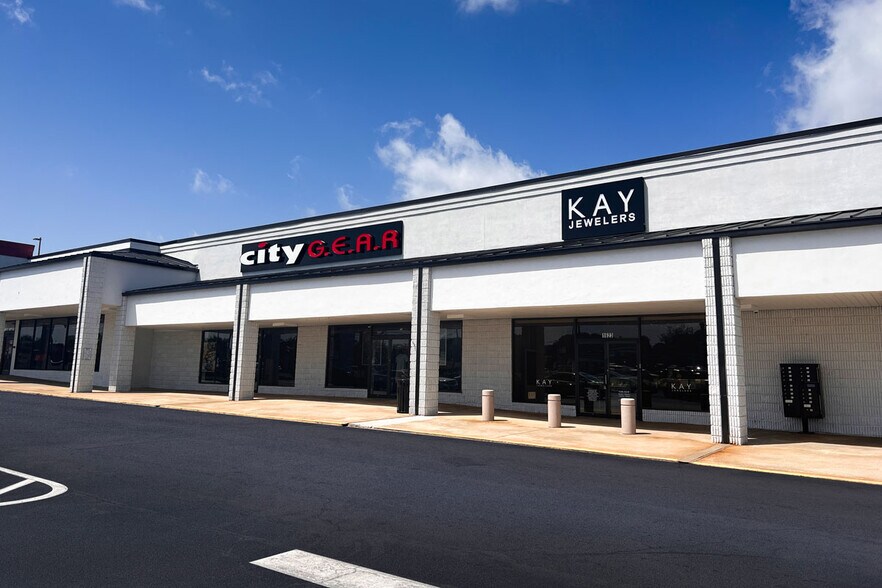 More Photos Of 1617-1699 North Expressway, Griffin Unknown For Lease