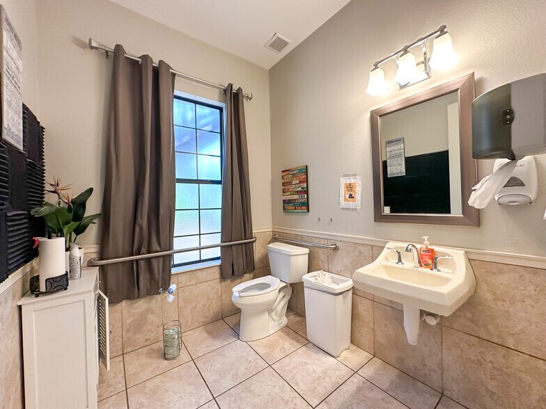 More Photos Of 180 Fitzgerald Rd, Lakeland Office For Sale