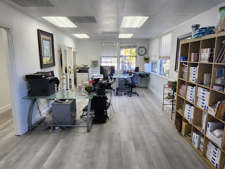 More Photos Of 960 W 17th St, Santa Ana Office For Sale