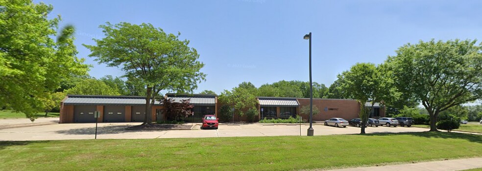More Photos Of 6200 Main St, Grandview Office For Lease