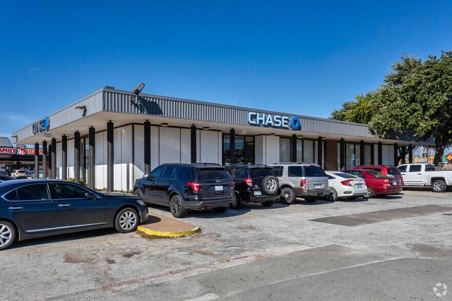 More Photos Of 3901-3939 S Polk St, Dallas Unknown For Lease