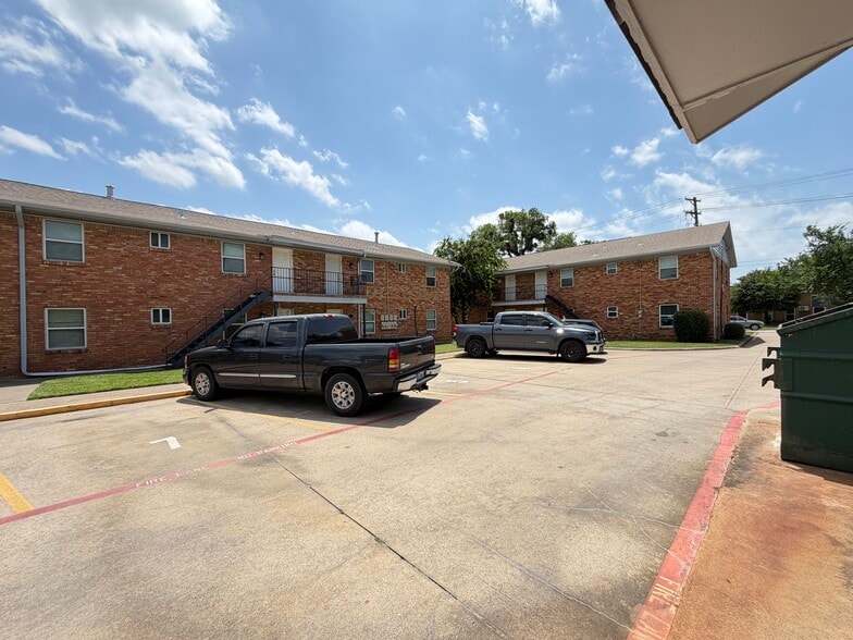 More Photos Of 2266 W Oak St, Denton Apartments For Sale