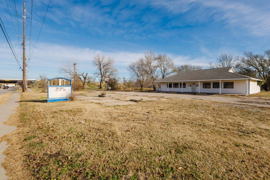 More Photos Of 5110 S Hydraulic St, Wichita Freestanding For Sale