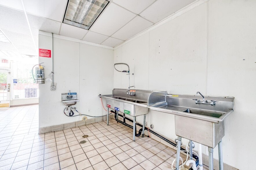More Photos Of 2403-2405 E Clinton Ave, Fresno General Retail For Sale