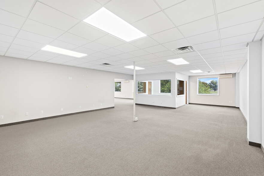 More Photos Of 33 Flying Point Rd, Southampton Office For Lease