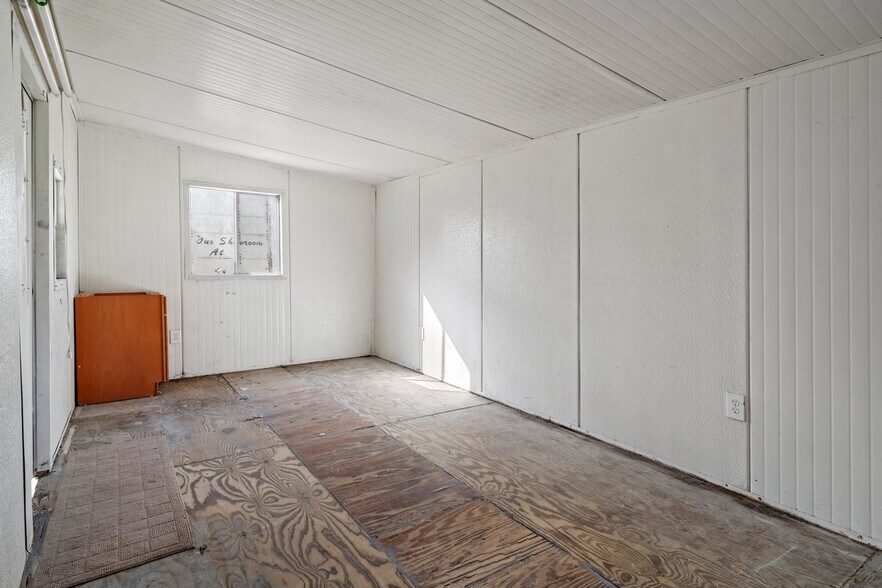 More Photos Of 9926 Denton Ave, Hudson Warehouse For Lease