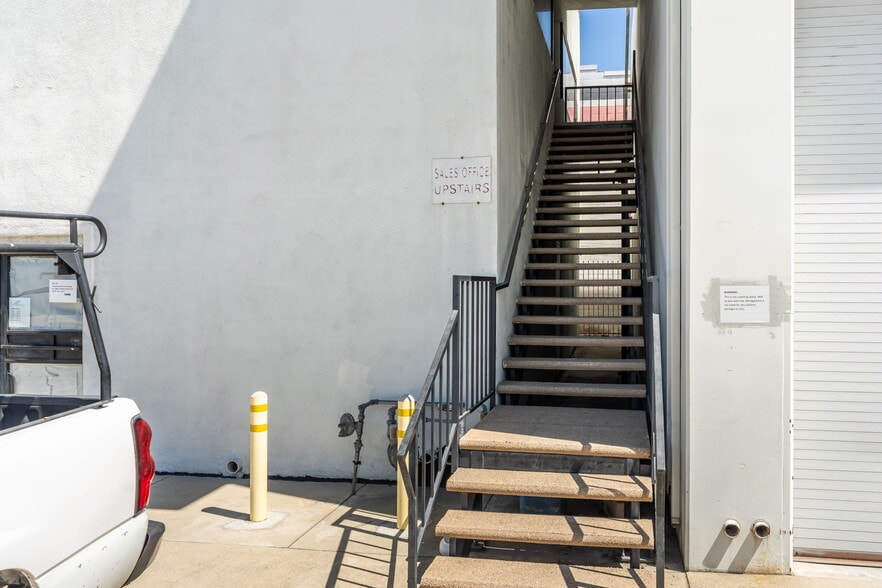 More Photos Of 127-129 S 8th Ave, La Puente Warehouse For Sale