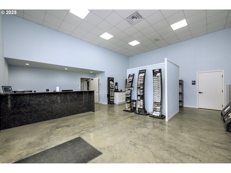 More Photos Of 161 Heritage Way, Roseburg Light Manufacturing For Sale