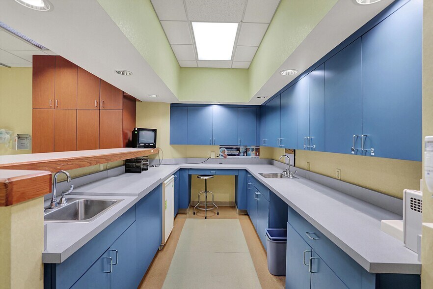 More Photos Of 711 W Gardner Dr, Marion Medical For Sale