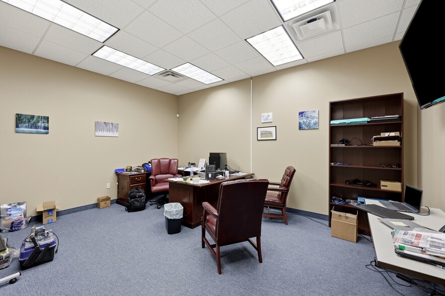 More Photos Of 2380 Fortune Dr, Lexington Light Manufacturing For Lease