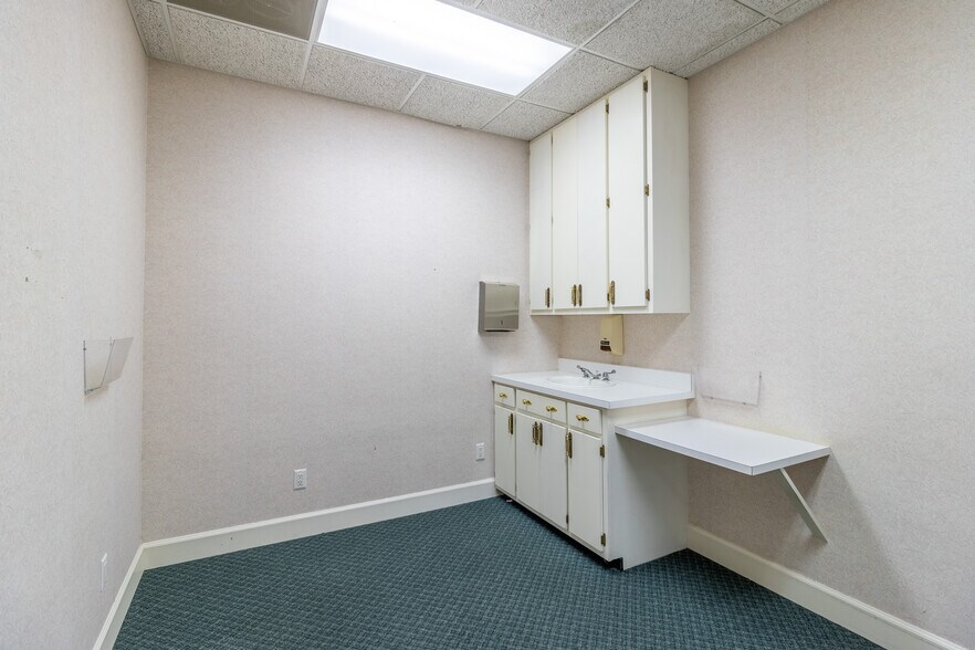 More Photos Of 1421 Ross Dr, Dalton Office For Sale