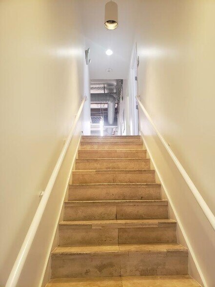 More Photos Of 1020 Chestnut St, Burbank Light Distribution For Lease