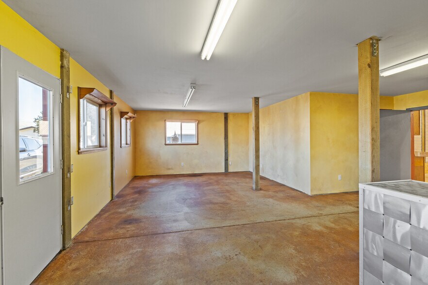 More Photos Of 100 N 7th St, Lakeside Showroom For Sale