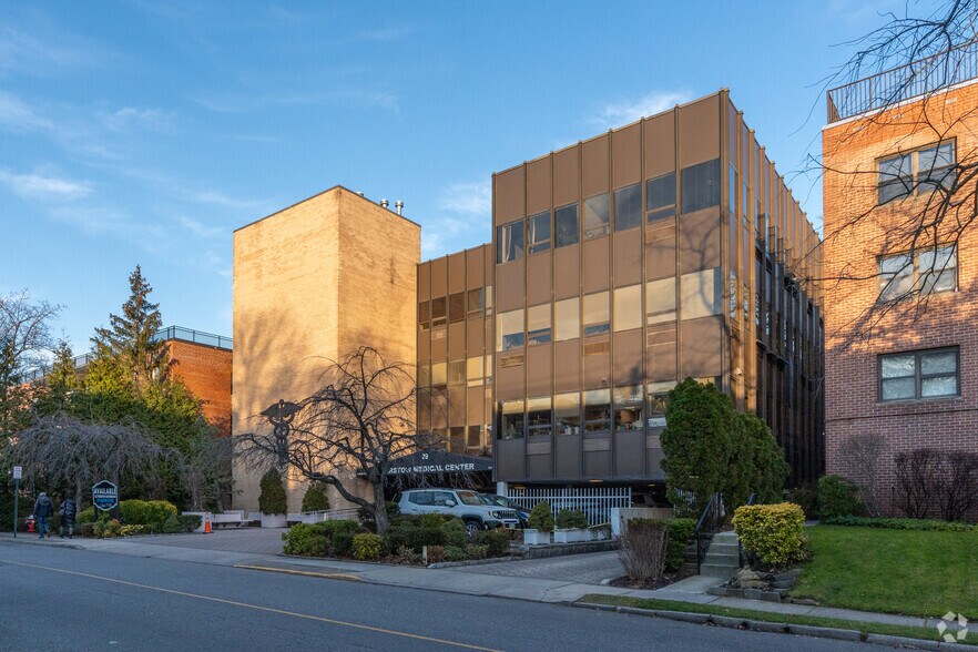 More Photos Of 29 Barstow Rd, Great Neck Medical For Lease
