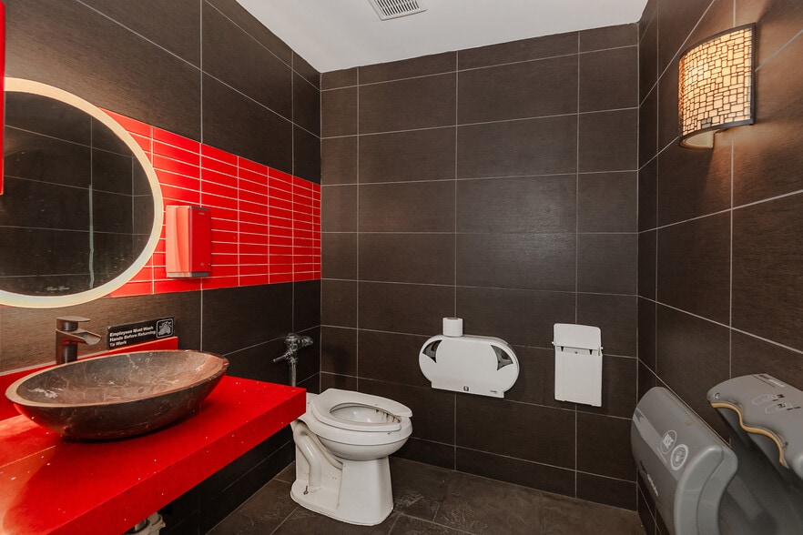 More Photos Of 145 SW 1st Ave, Fort Lauderdale Bar For Lease