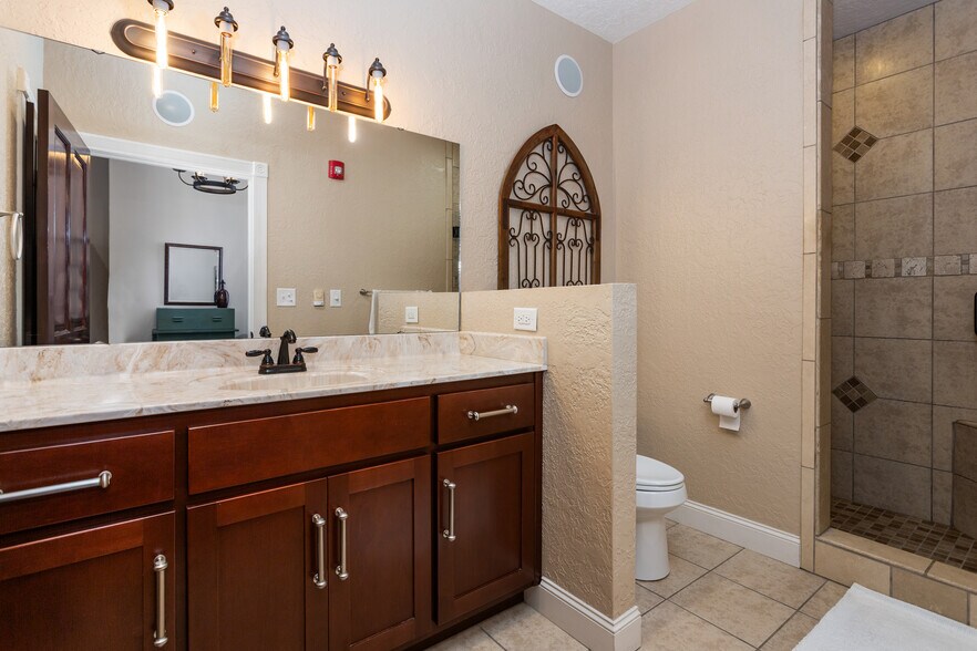 More Photos Of 1012 Noble St, Anniston Storefront Retail Office For Sale