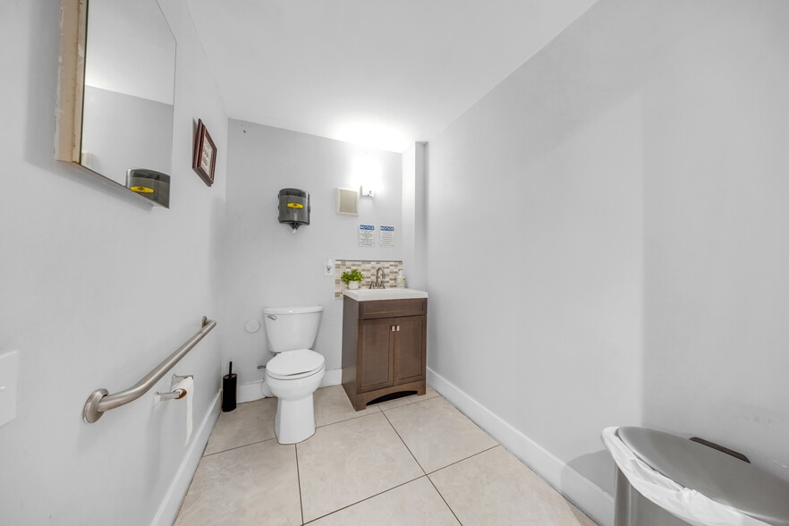 More Photos Of 7100-7114 NW 50th St, Miami Warehouse For Sale