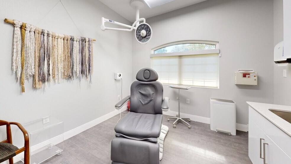 More Photos Of 85 Bay Bridge Dr, Gulf Breeze Medical For Sale