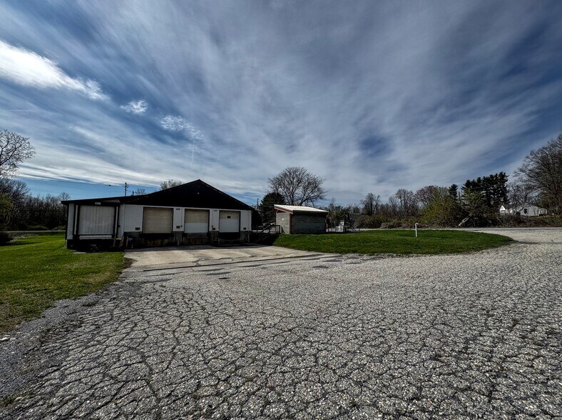 More Photos Of 33 Transport Dr, Bennington Freestanding For Sale