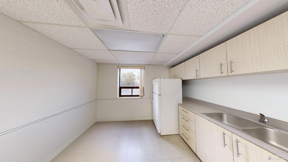 More Photos Of 627 Bloor St W, Toronto Office For Lease