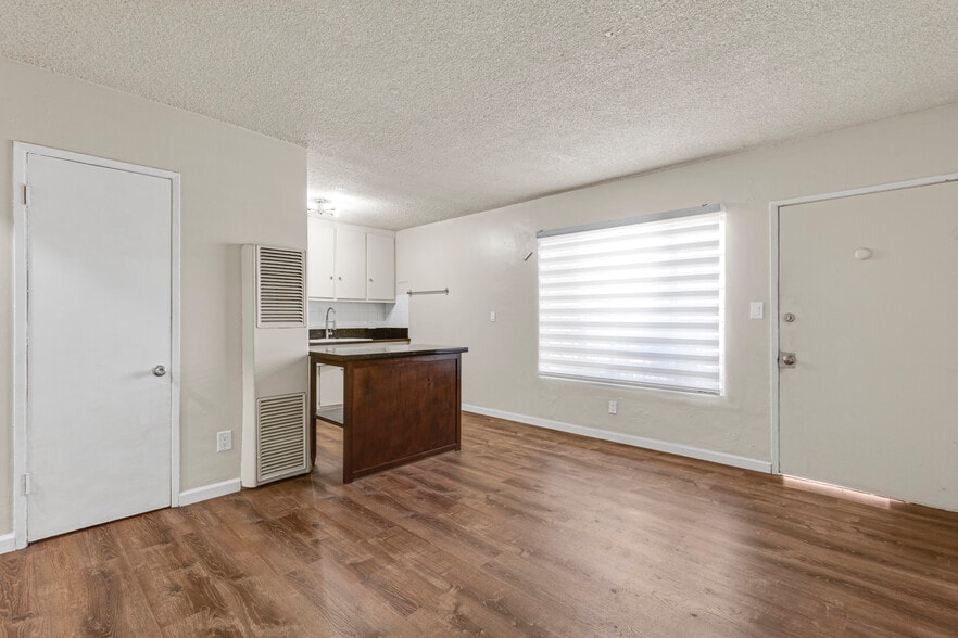 More Photos Of 1143 W 28th St, Los Angeles Multifamily For Sale