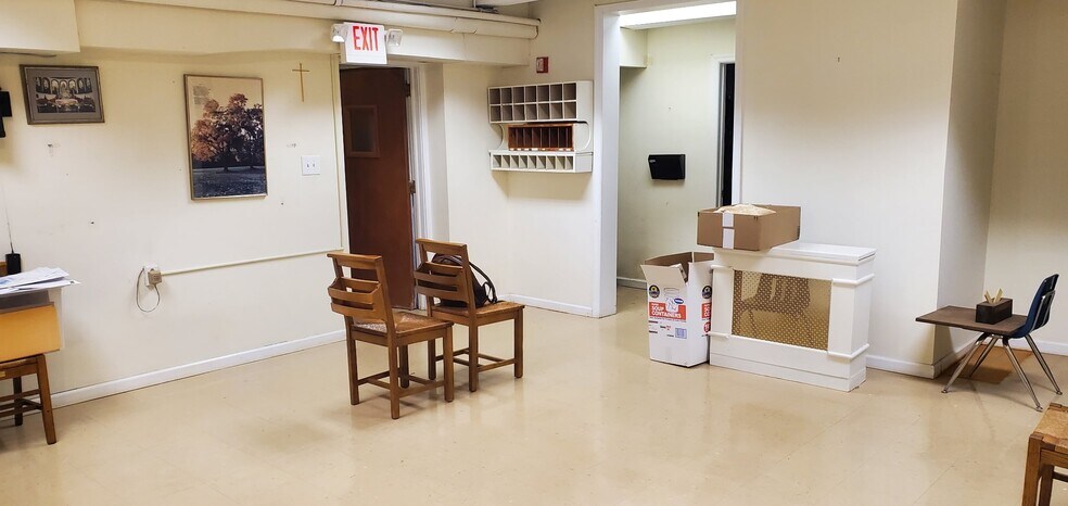 More Photos Of 262 Middle Rd, Sayville Office For Lease