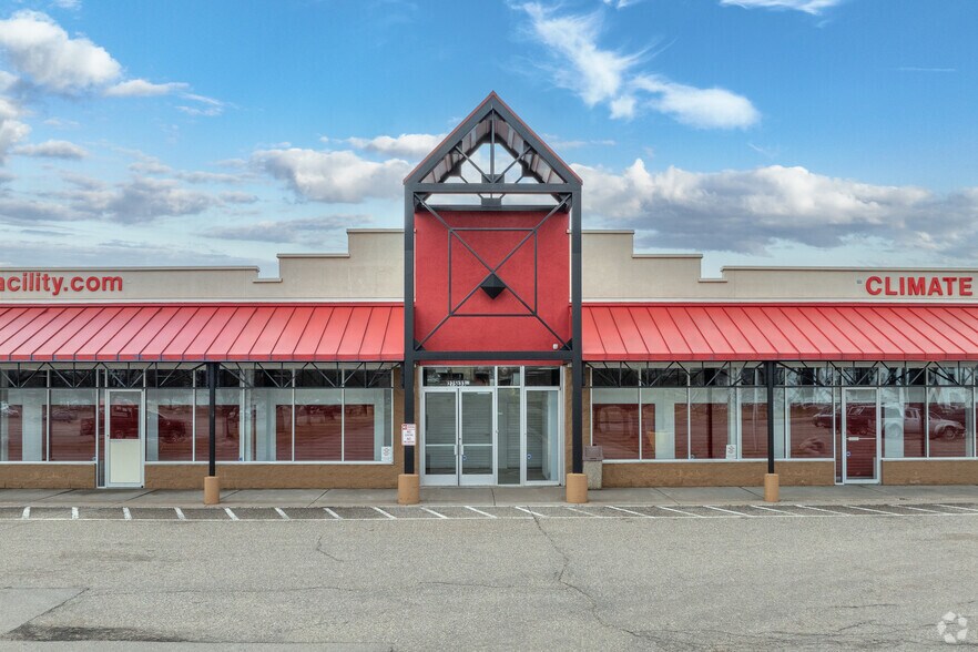 More Photos Of 275 33rd St W, Hastings Storefront For Lease