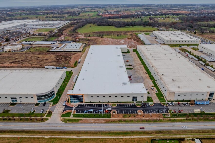 More Photos Of 5100 SW Regional Airport Blvd, Bentonville Warehouse For Lease
