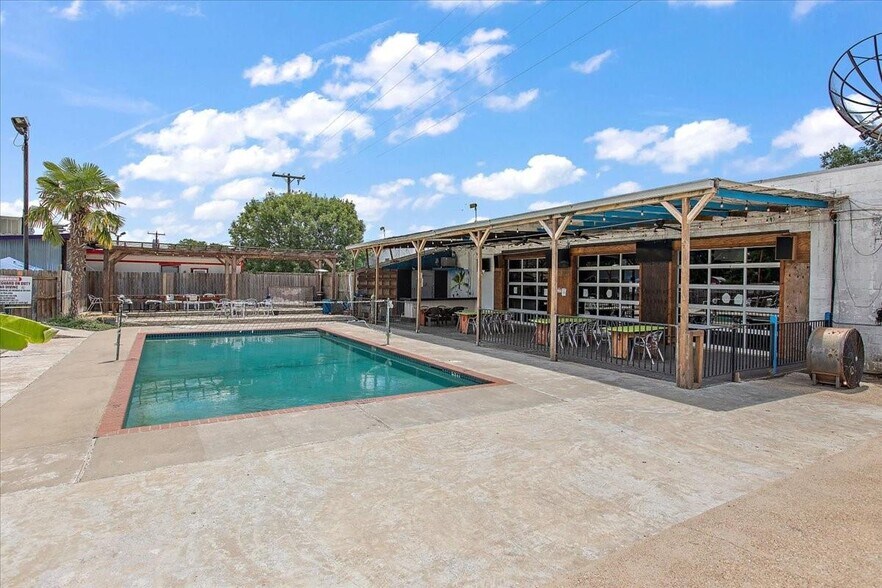 More Photos Of 1507 North St, Nacogdoches Bar For Sale