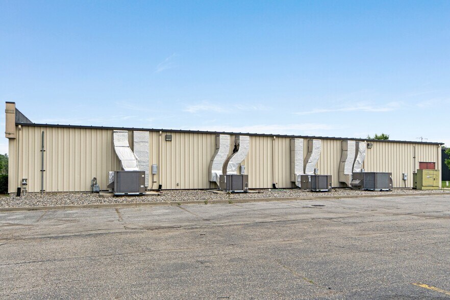 More Photos Of 8645 E Backwater Rd, North Webster Showroom For Lease