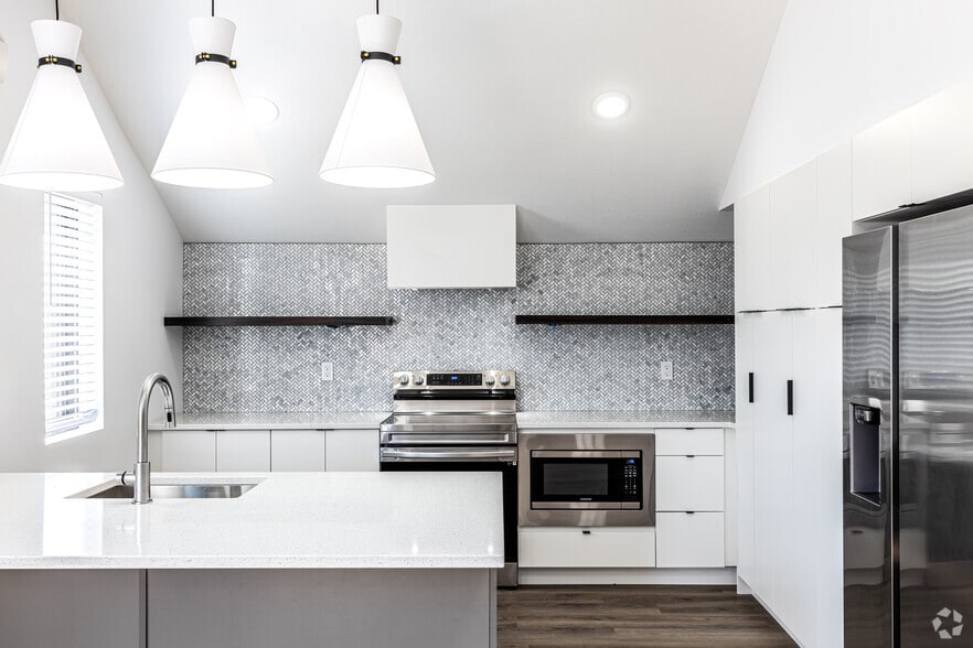 More Photos Of 6115 Nieman Rd, Shawnee Apartments For Sale