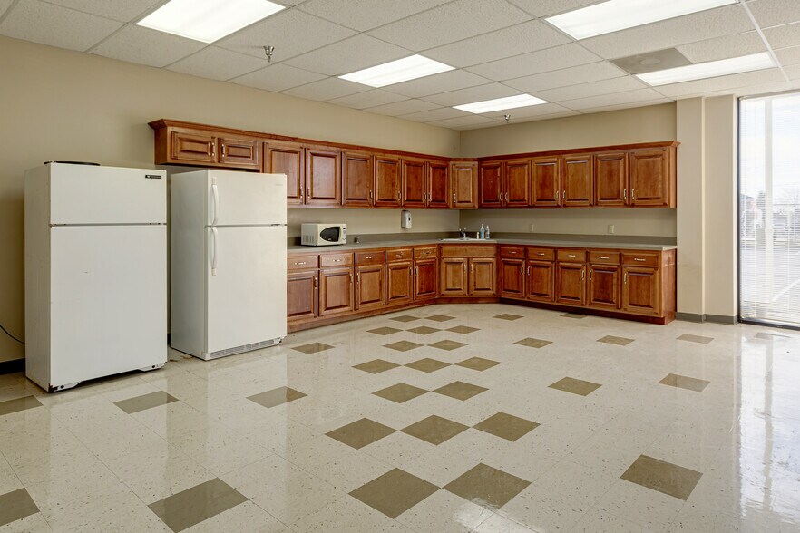 More Photos Of 1850 Business Park Dr, Clarksville Light Distribution For Lease