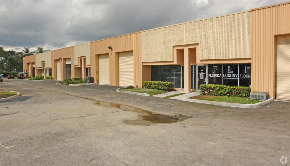 More Photos Of 410-442 S Military Trl, Deerfield Beach Warehouse For Lease