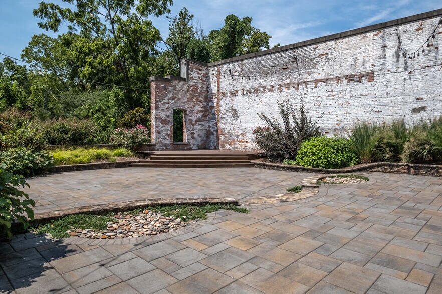 More Photos Of 11 Railroad St, Murphy Research And Development For Sale