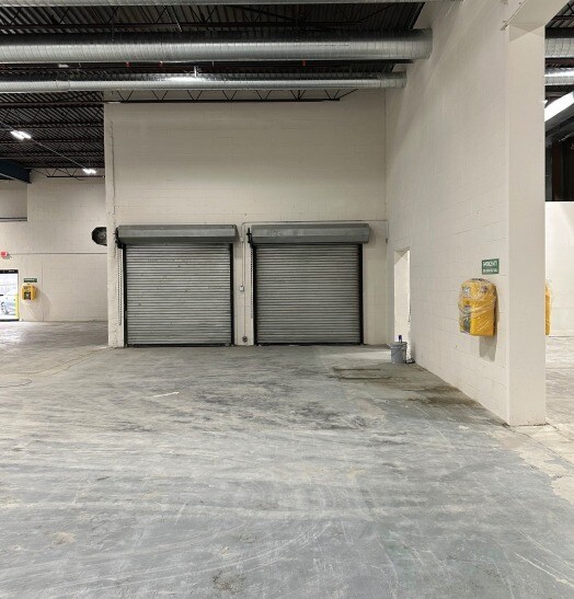 More Photos Of 485 S Broadway, Hicksville Showroom For Lease