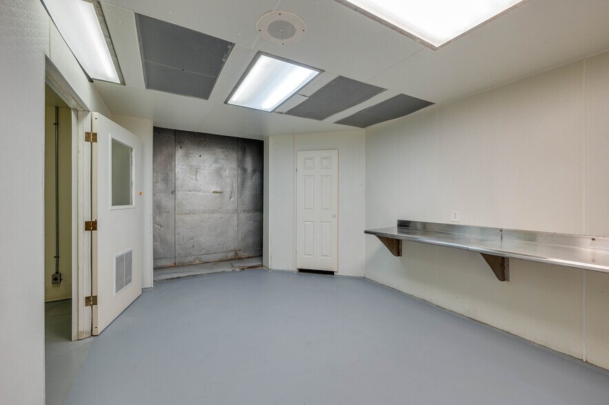 More Photos Of 174 NW 9th ave, Mulberry Distribution For Sale