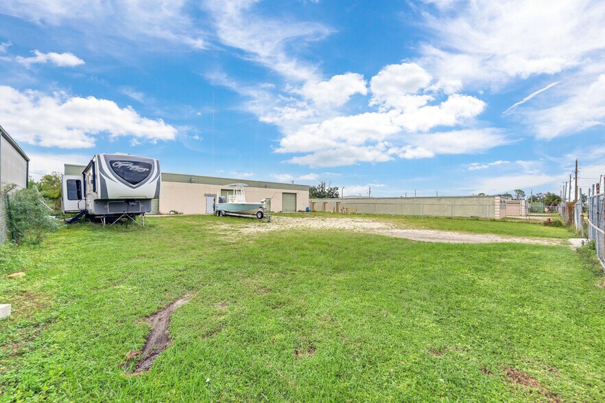 More Photos Of 3559 Veronica S Shoemaker Blvd, Fort Myers Warehouse For Sale
