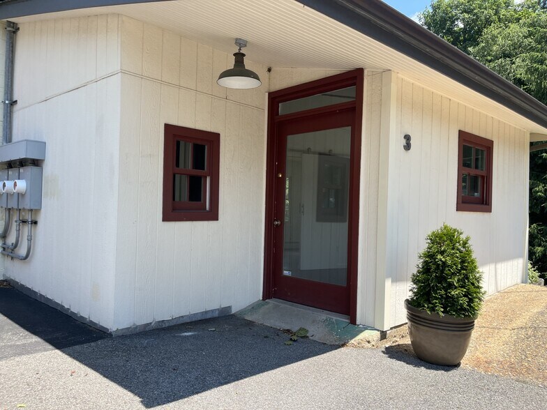 More Photos Of 3 E Cross St, Croton Falls Office For Lease