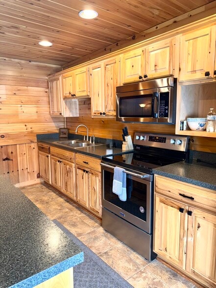 More Photos Of 32600 N State Route 44, Slate Run Hotel For Sale