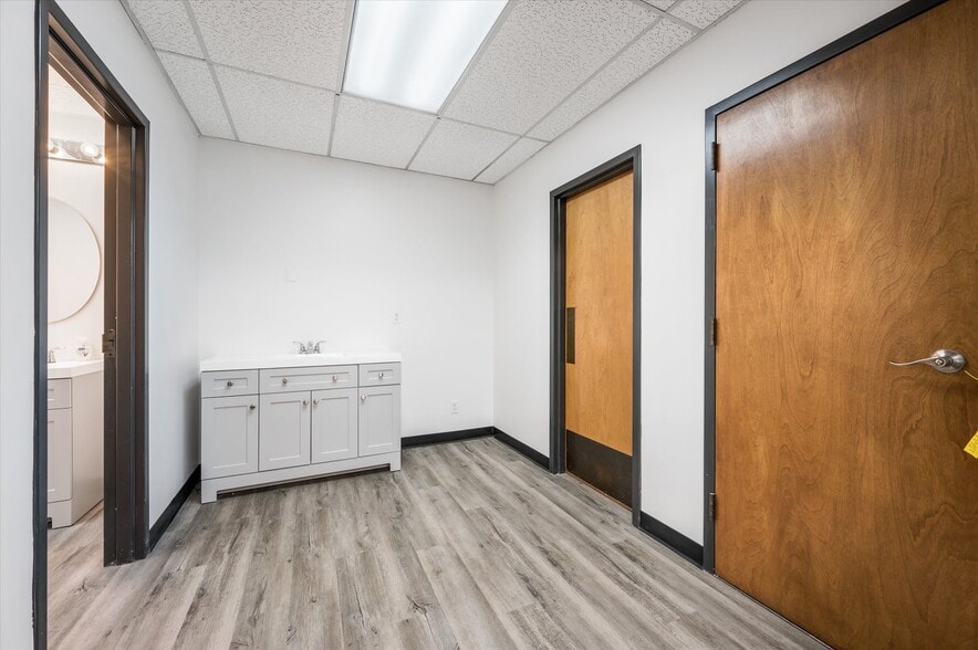 More Photos Of 1175 Post & Paddock Rd, Grand Prairie Office For Lease