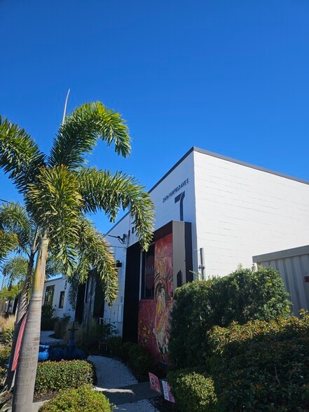 More Photos Of 2606 Fairfield Ave S, Saint Petersburg Light Manufacturing For Lease