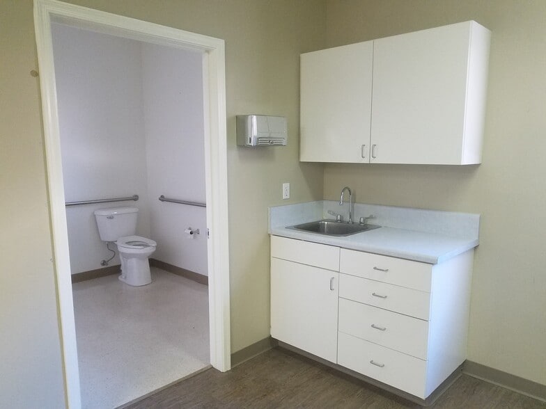 More Photos Of 172 Merritt St, Prescott Medical For Lease