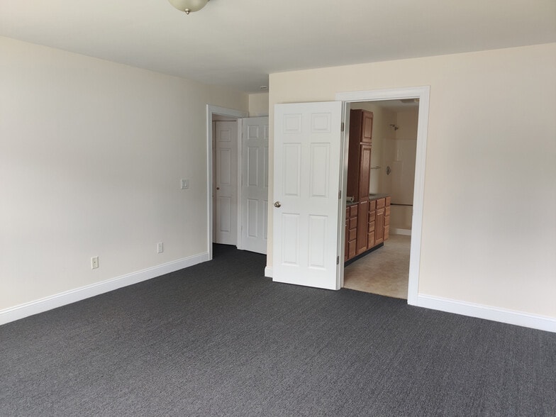 More Photos Of 230 Rockingham Rd, Derry Self Storage For Lease