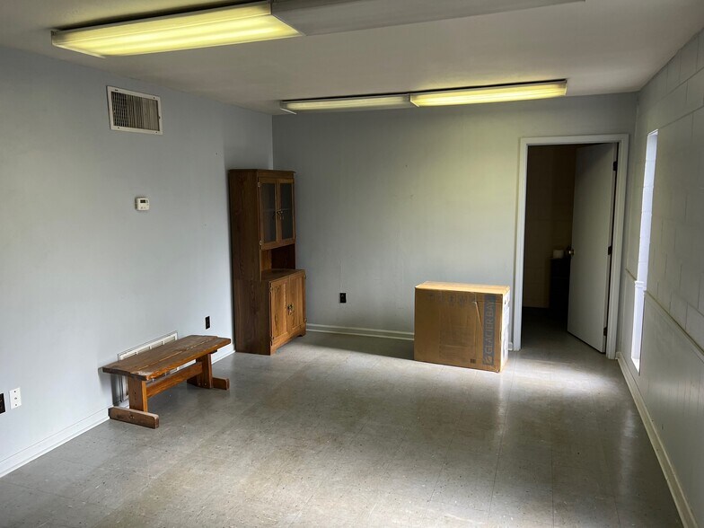 More Photos Of 5918 Coca Cola Blvd, Columbus Warehouse For Lease